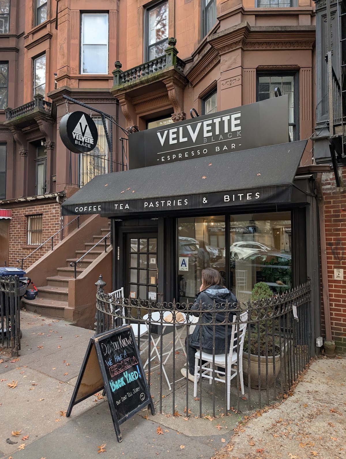 Velvette Black — café photo 5