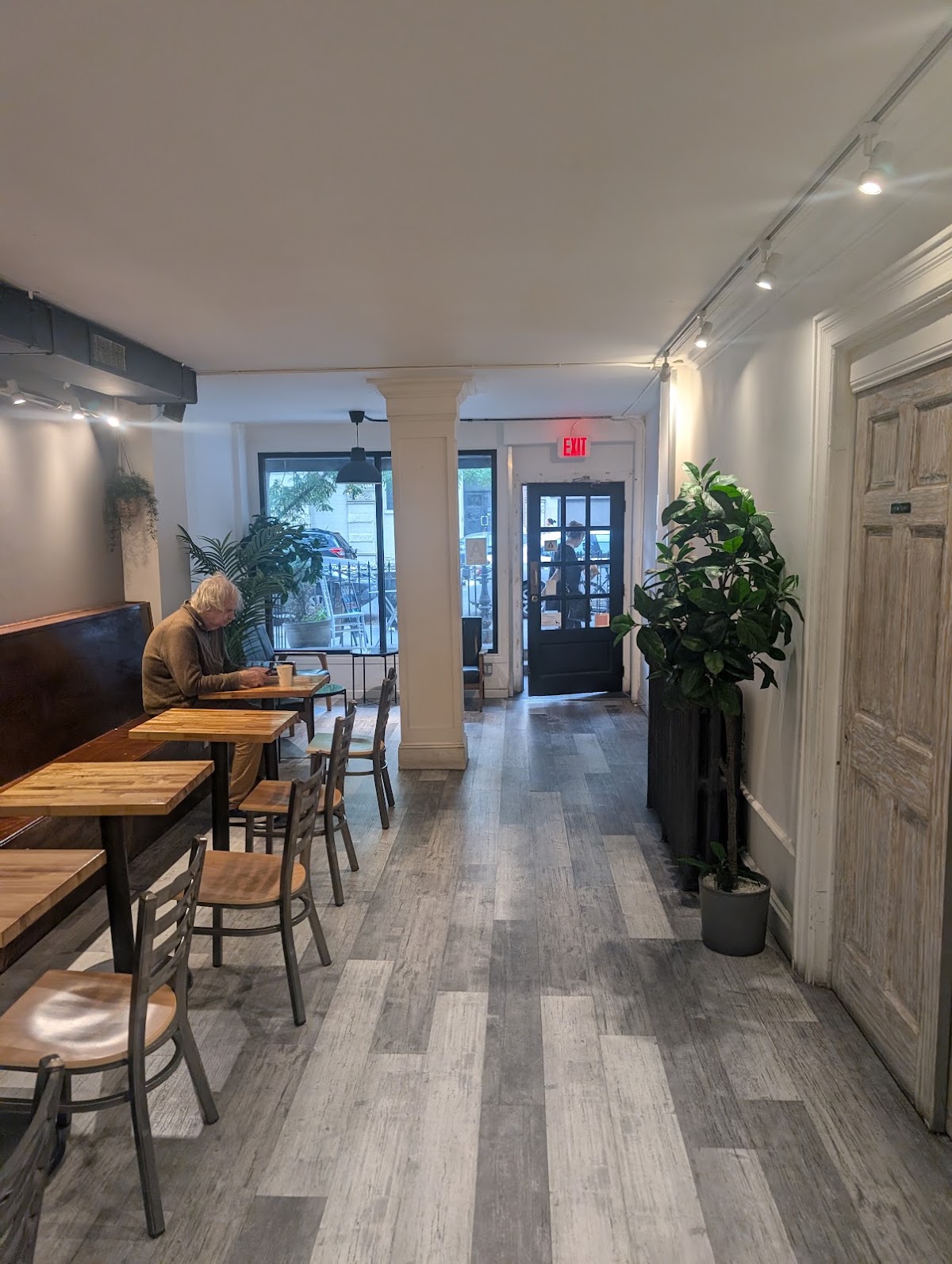 Velvette Black — café photo 6