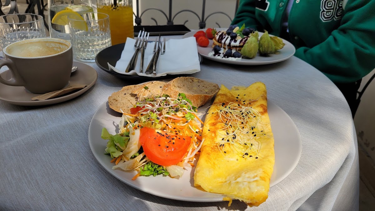 Monolok Cafe — café photo 6
