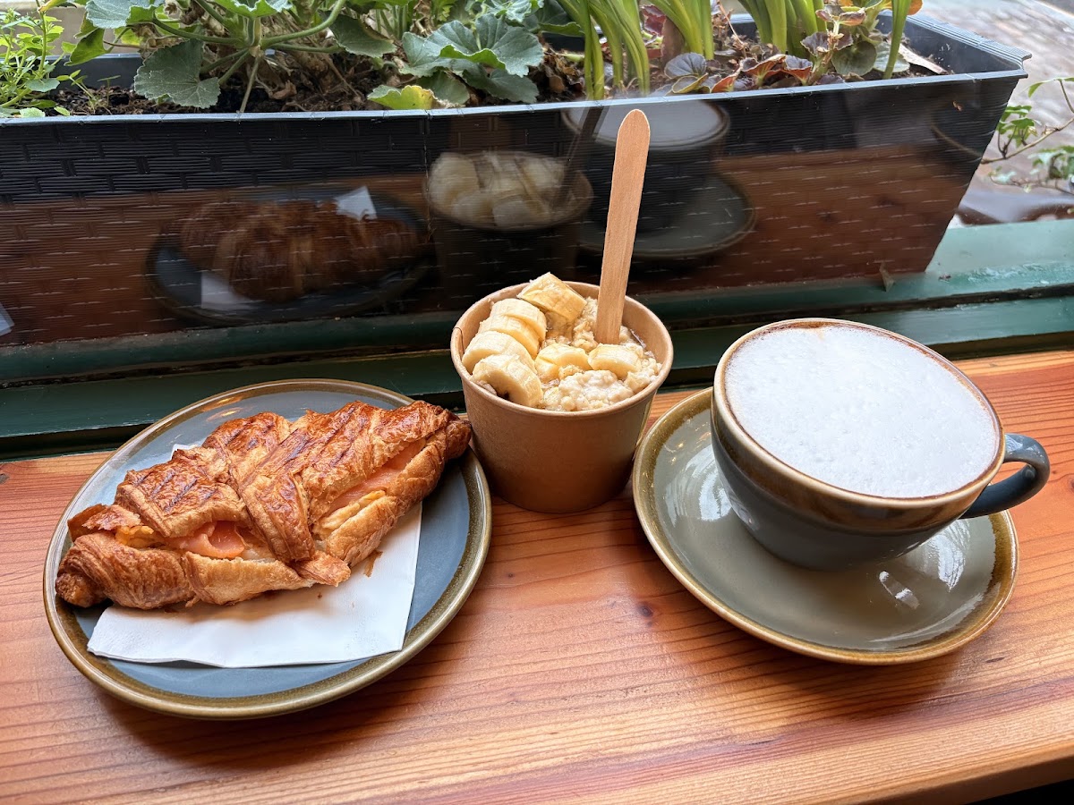 Small square cafe — café photo 2