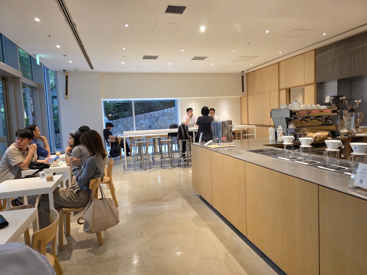 Blue Bottle Coffee Minato City — café photo 4