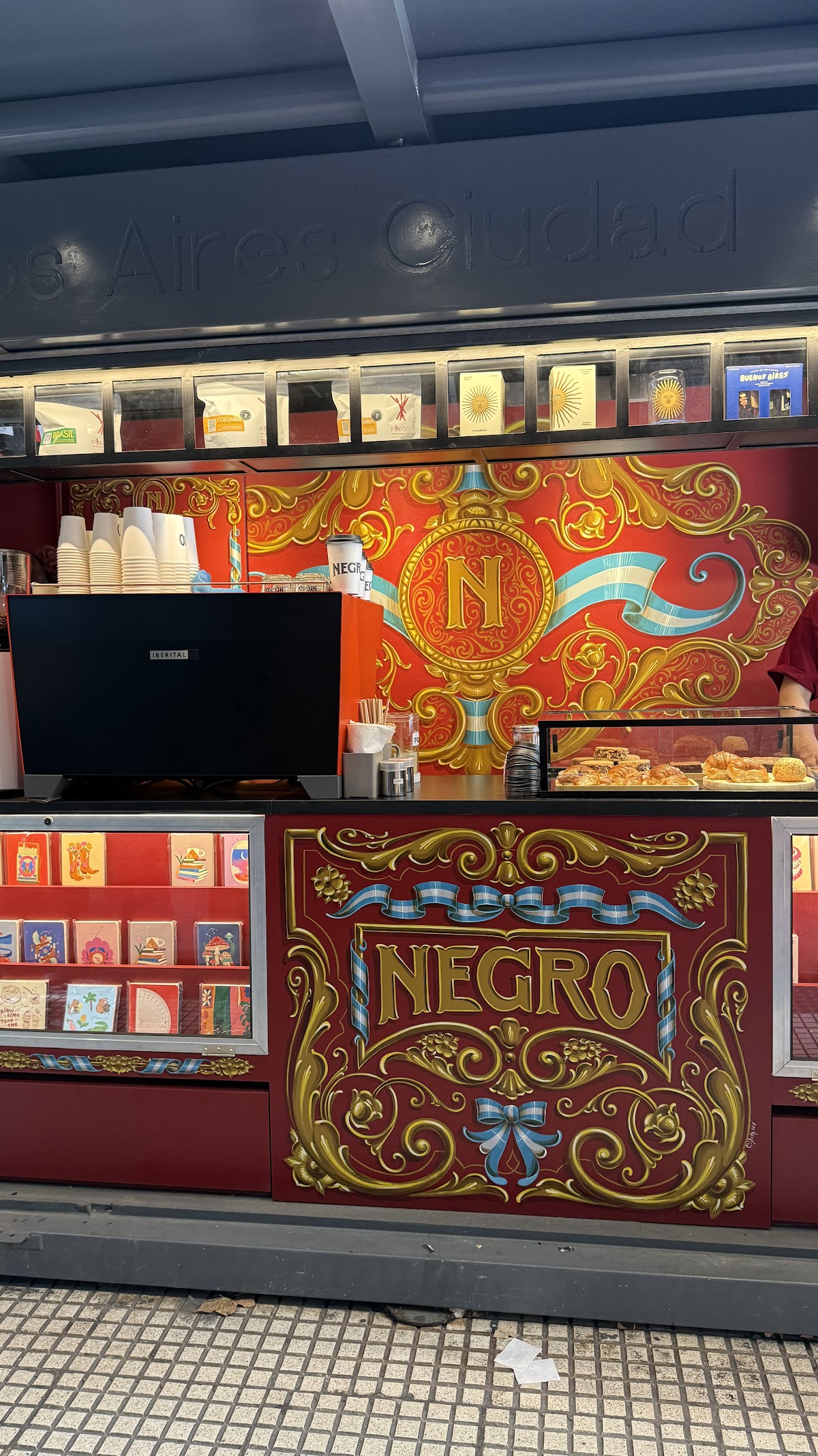 Negro Cueva de Café — café photo 4