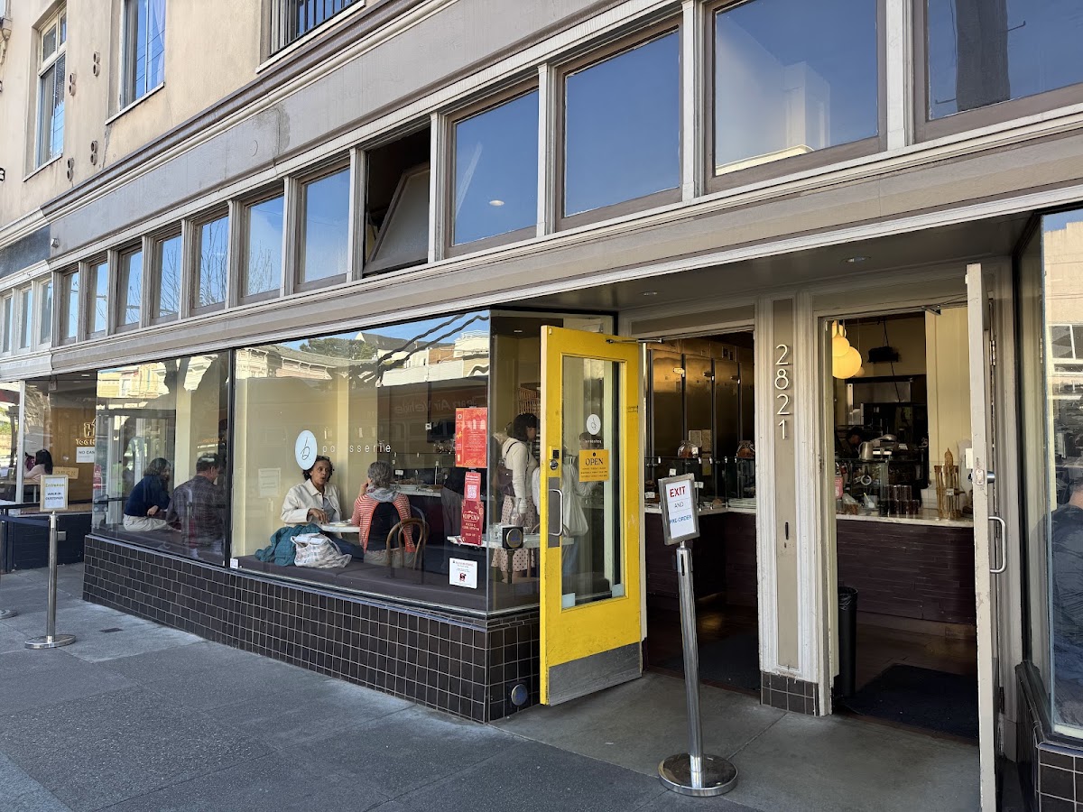 b. Patisserie — café photo 1