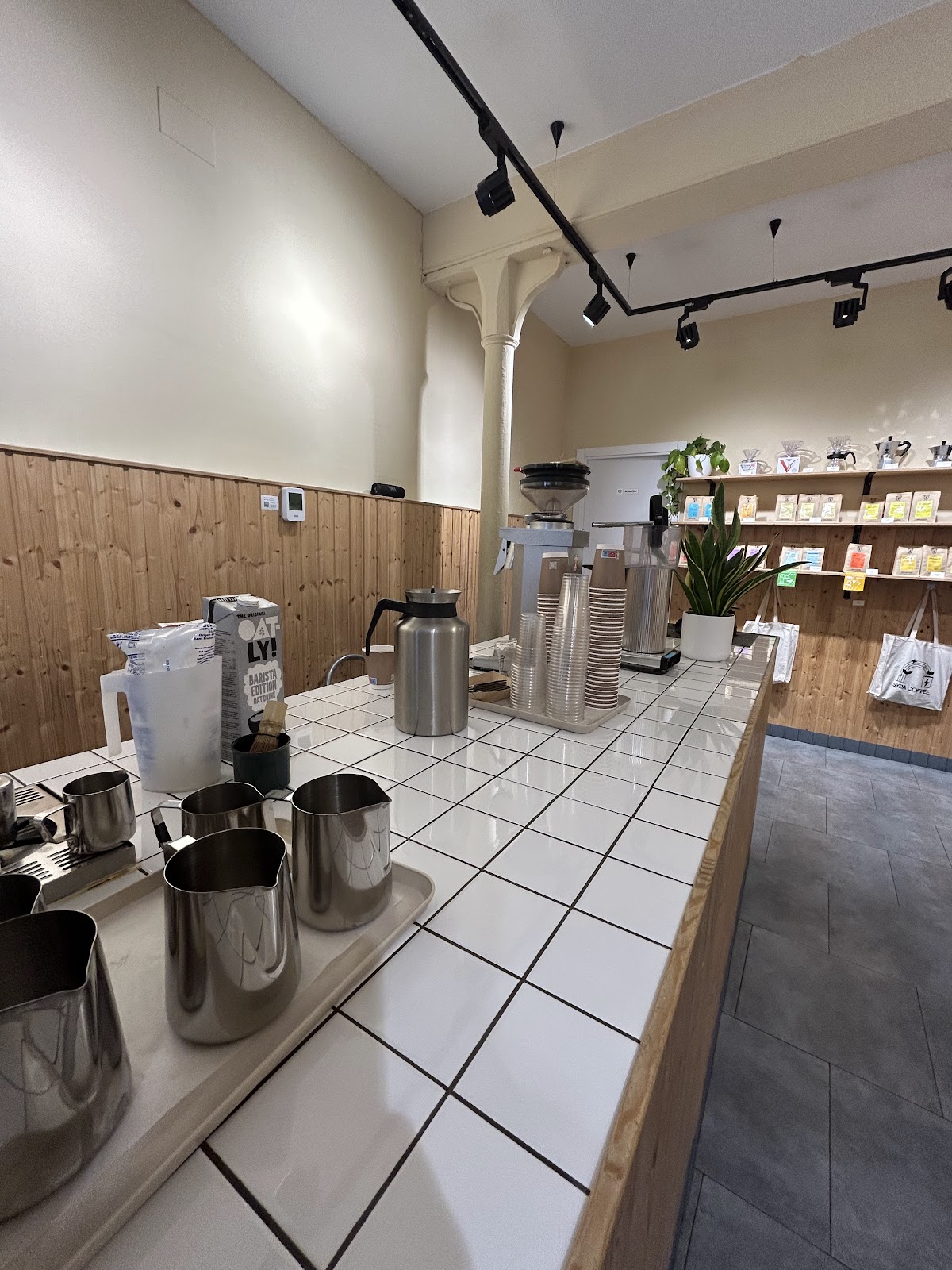 Syra Coffee Sants — café photo 5