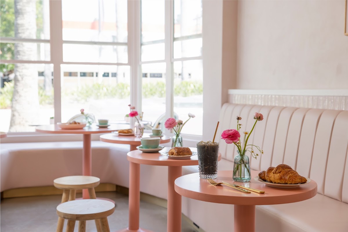 Coffee and Plants — café photo 1
