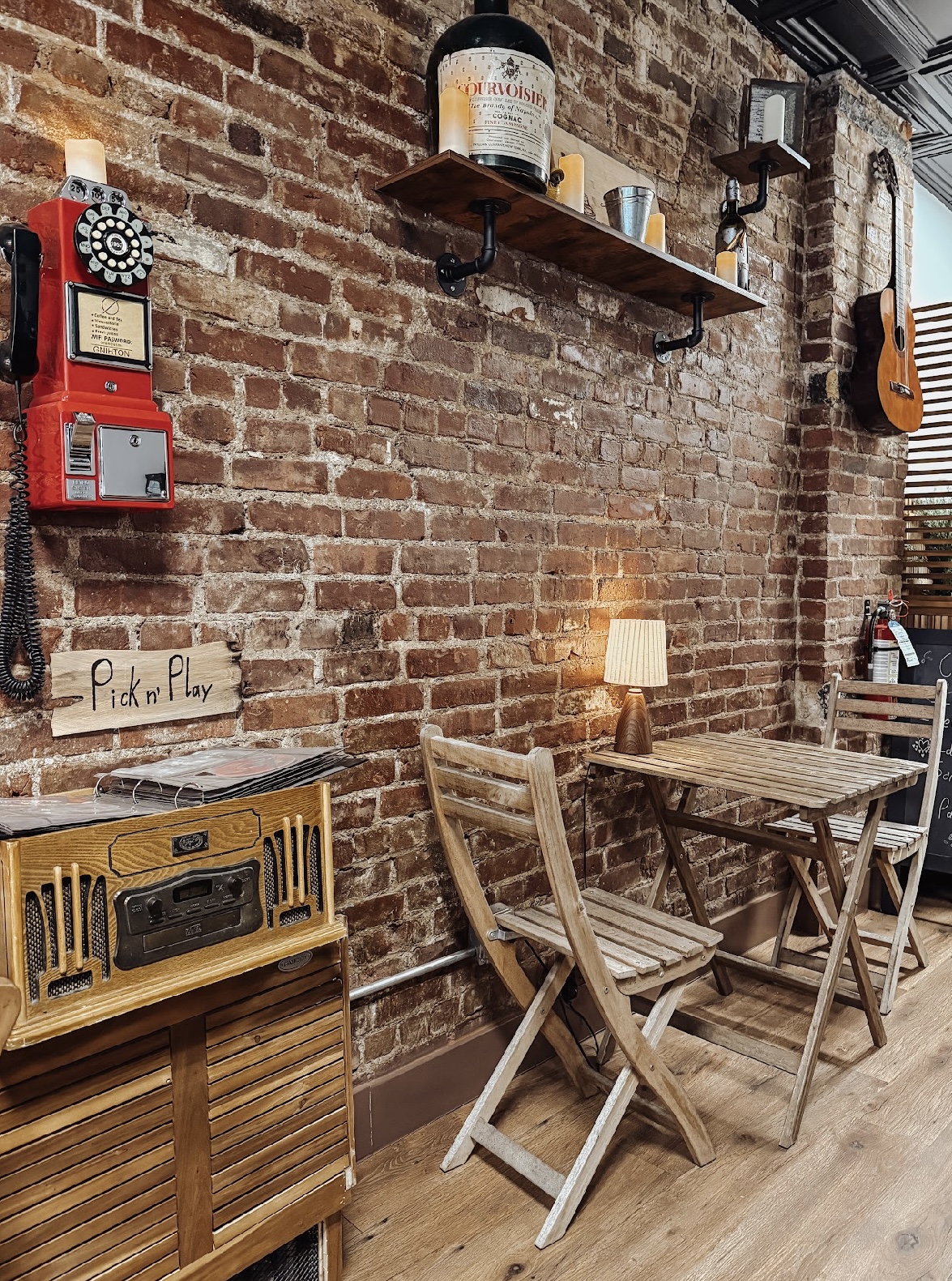 GNIHTON — café photo 1