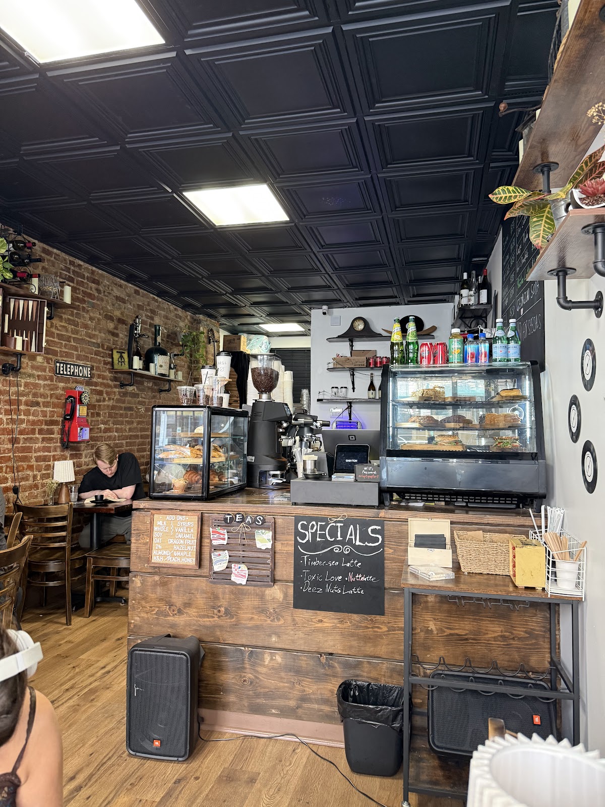 GNIHTON — café photo 5