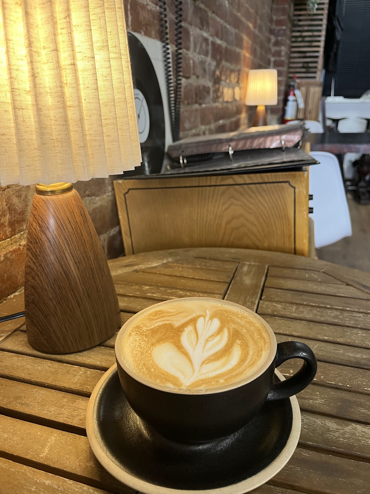 GNIHTON — café photo 6